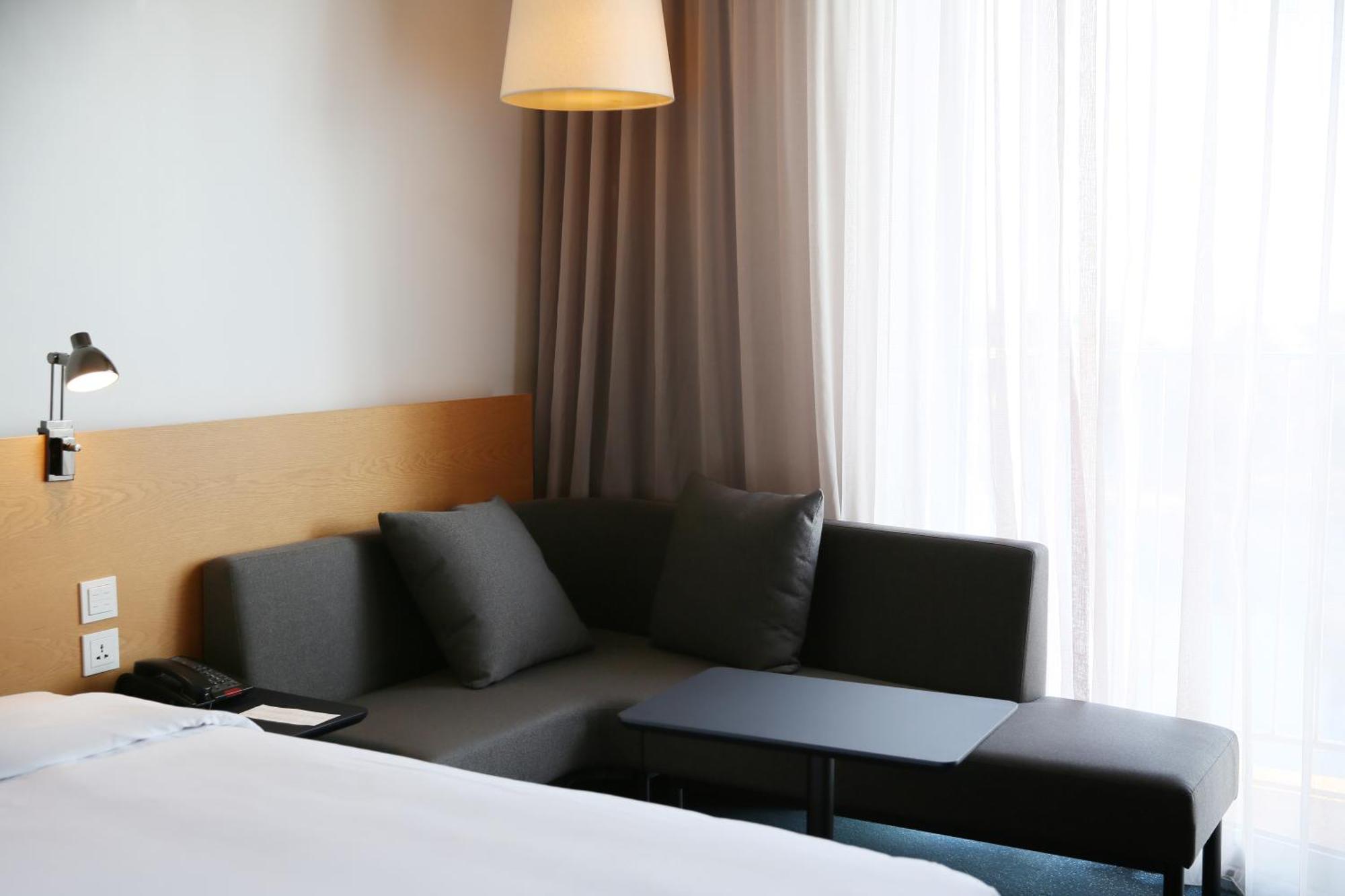 Nest Hotel Инчон Екстериор снимка A sofa bed