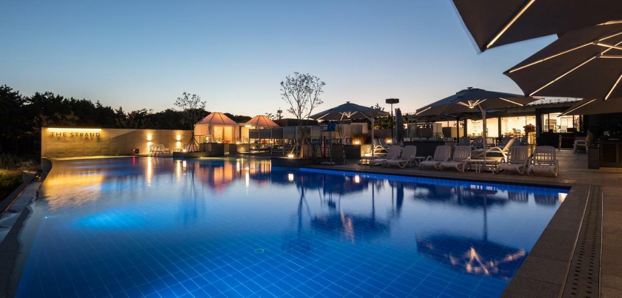 Nest Hotel Инчон Екстериор снимка The swimming pool at the hotel